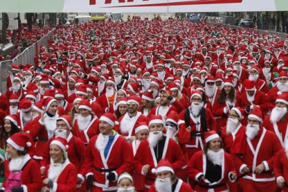 Vista general de la carrera de Papa Noel celebrada en Madrid.