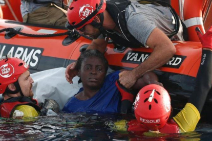 Rescate de una mujer camerunesa en alta mar por Proactiva Open Arms el pasado mes de julio.