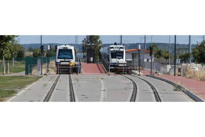 Inicio del trayecto del nuevo tren turístico e histórico en León, sobre el apeadero de vía estrecha en la Asunción. FERNANDO OTERO