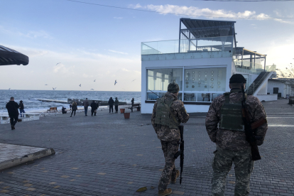 Una patrulla militar se desplaza por el paseo marítimo de Odesa. GERVASIO SÁNCHEZ