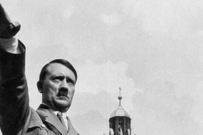 El dictador alemán Adolf Hitler haciendo el saludo nazi en el Congreso del Partido Nazi.