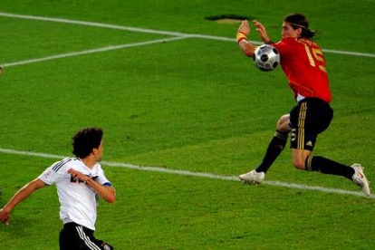 Los alemanes respondieron con un remate de Michael Ballack que repelió con la mano Sergio Ramos. El árbitro italiano no quiso pitar penalti.