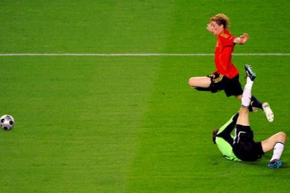 El fantástico regate de Torres a Lehmann. Era el 1-0 para España.