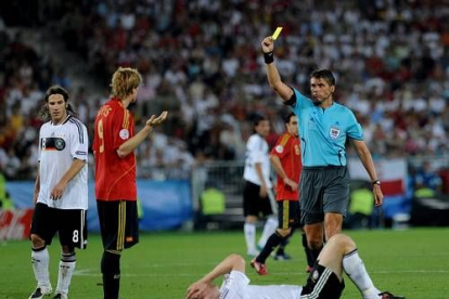 El árbitro saca tarjeta a Torres. El delantero madrileño había cargado en falta a Mertesacker. Poco después fue sustituido por Dani Güiza. Luis agotaba sus cambios.
