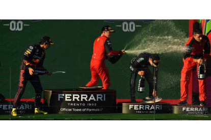 Leclerc celebra el triunfo en Australia que le coloca aún más líder del Mundial de Fórmula 1. JAMES ROSS