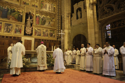 Ordenación de tres diáconos y un presbítero en la Catedral de León. F. Otero Perandones.