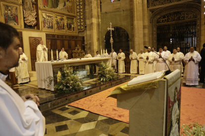 Ordenación de tres diáconos y un presbítero en la Catedral de León. FERNANDO OTERO