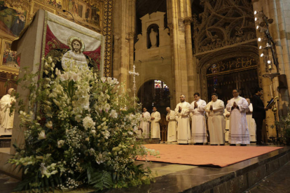 Ordenación de tres diáconos y un presbítero en la Catedral de León. F. Otero Perandones.