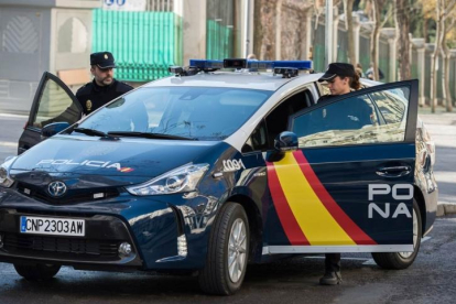 Agentes del Cuerpo Nacional de Policía en León. DL
