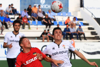 José Antonio Soler, a la derecha, pelea por el balón en un partido contra el Valencia Mestalla. ONTINYENT