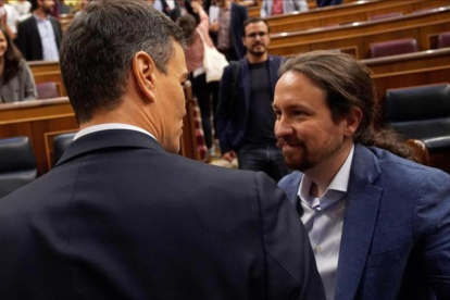 Pedro Sánchez y Pablo Iglesias en el Congreso tras la moción de censura.