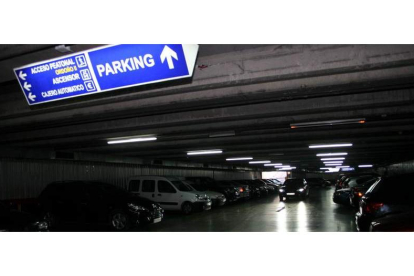 El aparcamiento cuenta con plazas de rotación y de residentes, que acumulan una larga lista de quejas desde la concesión. MAITE