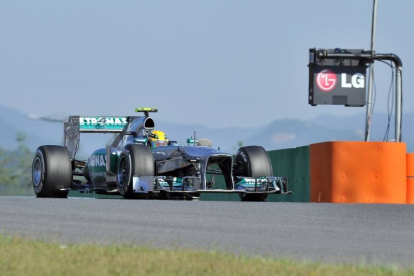 Hamilton conduce su Mercedes durante la segunda sesión de entrenamientos libres de el Gran Premio de Corea.