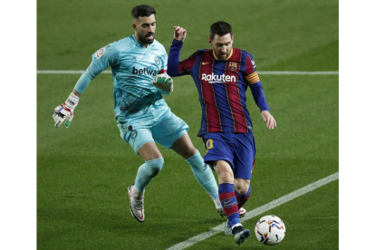 Messi en una acción con el portero del Alavés, Pacheco. DALMAU