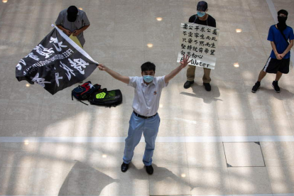 Imagen de activistas prodemocracia en Hong Kong. JÉRÔME FAVRE