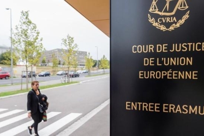 Una mujer se dirige a la entrada de la sede del Tribunal Europeo de Justicia, en Luxemburgo, este lunes.