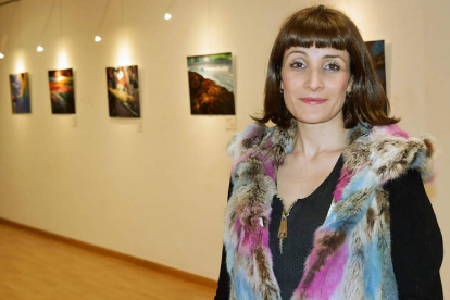 La creadora, investigadora y comisaria de arte Macu Morán expone en la galería Cinabrio. cuevas