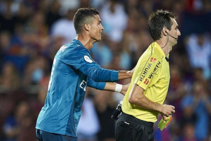 Momento en el que Cristiano Ronaldo empuja a De Burgos en el Camp Nou.