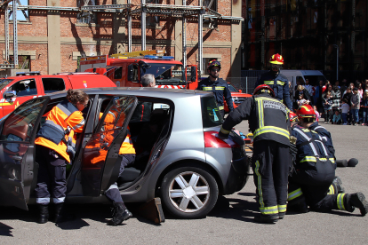 Exhibición de rescate en accidentes de tráfico dentro de la XVIII edición de la Semana de la Prevención de Incendios. PEIO GARCÍA/ICAL