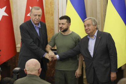 Erdogan, Zelenski y Guterres ayer, tras la reunión en Leópolis para trazar un plan de paz. MYKOLA TYS