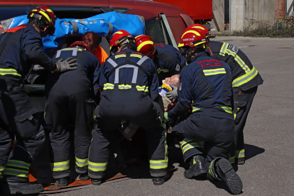 Exhibición de rescate en accidentes de tráfico dentro de la XVIII edición de la Semana de la Prevención de Incendios. PEIO GARCÍA/ICAL