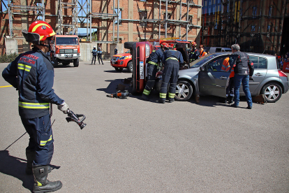 Exhibición de rescate en accidentes de tráfico dentro de la XVIII edición de la Semana de la Prevención de Incendios. PEIO GARCÍA/ICAL