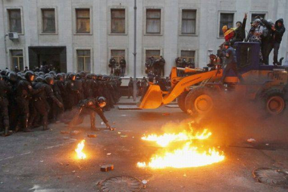 Manifestantes se enfrentan a la policía en Kiev, en los violentos disturbios que se han producido este domingo.