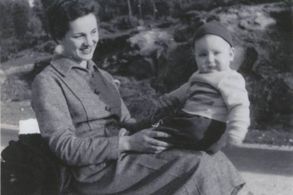 Con su madre Olga Brey, que falleció en 1993. La imagen está tomada en O Carballiño en 1957