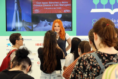 Un buen número de adolescentes quisieron conocer en la Feria del Libro de Madrid, y en primera persona, la experiencia de la astronauta leonesa Sara García. BENITO ORDÓÑEZ