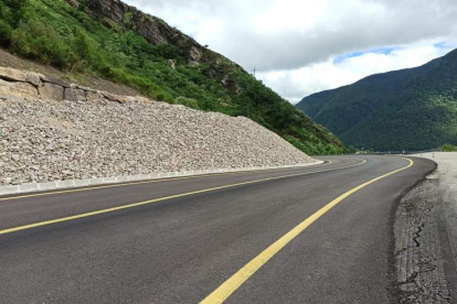 Estado actual del firme de la carretera LE-497 que ya se ha renovado. V. ARAUJO