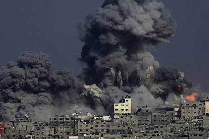 Vista de una explosión en el barrio de Tuffah tras un ataque aéreo israelí en el este de Gaza, Franja de Gaza hoy 29 de julio de 2014.