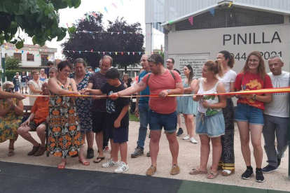 La alcaldesa Camino Cabañas inauguró el parque de Pinilla. DL