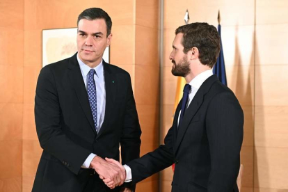 Pedro Sánchez estrecha la mano de Pablo Casado en su encuentro de ayer.