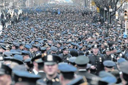 Sobrecogidos 8 Una multitud de policías llenar la calle 65 de Nueva York en el funeral de Wenjian Liu, uno de los agentes asesinados.