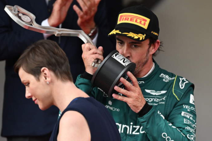 Alonso besa el trofeo que le acredita como segundo clasificado. BRUNA
