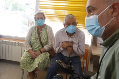 María Jesús García, esposa de Antidio Antón, de 73 años, junto a Urbano González. RAMIRO