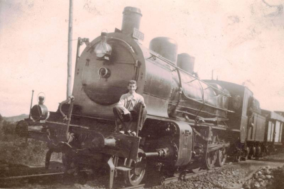 Un desconocido posando sobre una locomotora. Adelino Ardura.
