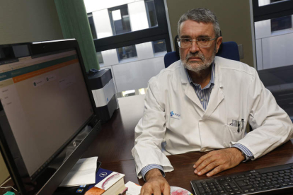 Manuel Ángel Rodríguez Prieto, jefe del servicio de Dermatología, en la consulta con el sistema informático. FERNANDO OTERO