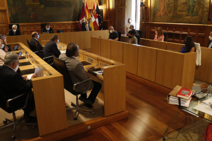Un momento del Pleno celebrado ayer en el Palacio de los Guzmanes. FERNANDO OTERO