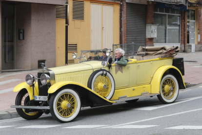 Luis del Olmo llegó a Ponferrada en el asiento de copiloto del Hispano Suiza de 1922 que conduce Juan Tapia. L. DE LA MATA