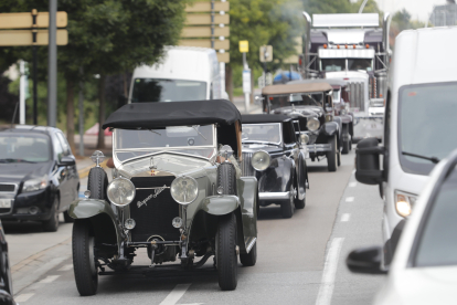 La caravana de diez coches clásicos que partió esta semana de Segovia entró en Ponferrada por la avenida de Astorga. L. DE LA MATA