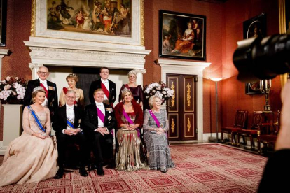 La reina Matilde de Bélgica, primera por la izquierda, y el rey Felipe, tercero, posan con otros representantes de la realeza en 2016. EFE