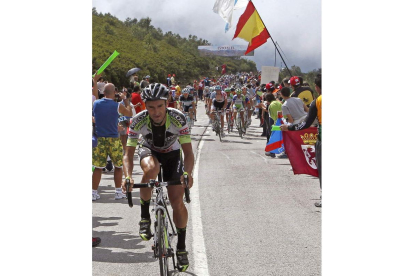 Juanjo Cobo fue el primer ciclista en superar la cima de Ancares en el 2011 camino de Ponferrada.
