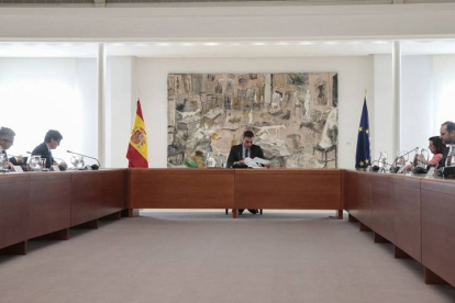 El presidente del Gobierno español, Pedro Sánchez (c), preside una nueva reunión del Comité de Gestión Técnica del Coronavirus. JOSÉ MARÍA CUADRADO