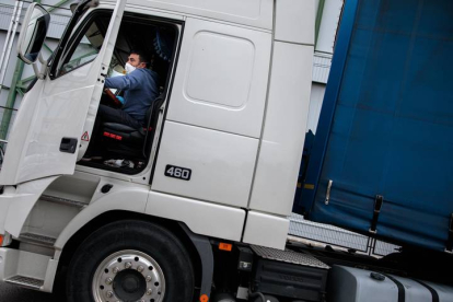Un camionero sube a su camión durante una entrega en el polígono industrial Fuente del Jarro de Paterna. BIEL ALIÑO