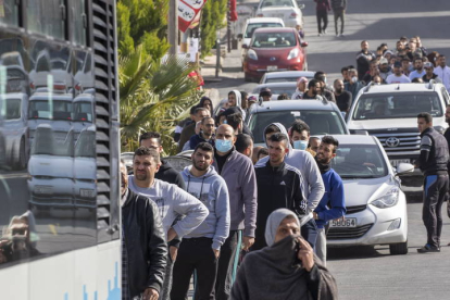 Ciudadanos jordanos esperan en cola . ANDRE PAIN