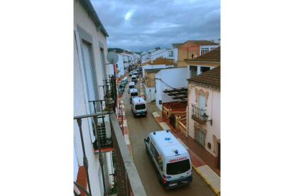 Fotografía facilitada por un vecino de Alcalá del Valle (Cádiz) del traslado en varias ambulancias a La Línea de la Concepción (Cádiz) de los 37 ancianos que residían en la residencia de esa localidad gaditana