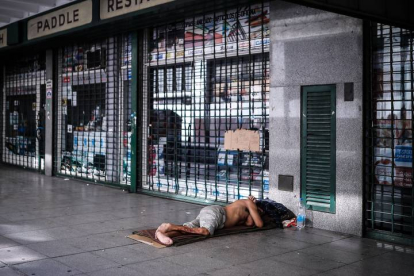 Un hombre duerme en la calle en Buenos Aires. JUAN IGNACIO RONCORONI
