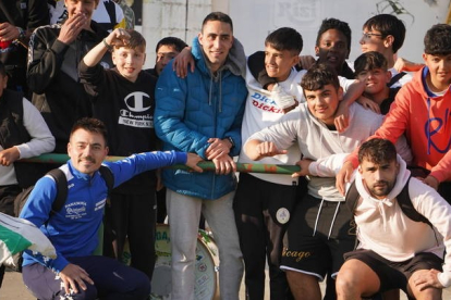Futbolistas del Atlético Astorga junto a los aficionados, este jueves en La Eragudina. J. NOTARIO