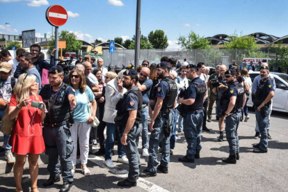 Barrera de seguridad en torno a la vivienda de Berlusconi. EFE